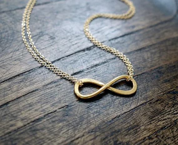 Naszyjnik celebrytka co to jest? Cechy, popularność i znane wzory biżuterii