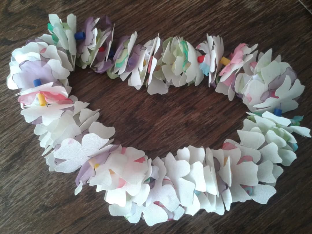 Jak zrobić hawajski naszyjnik z bibuły - prosta instrukcja DIY krok po kroku