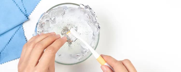 Jak czyścić srebro Coca Cola - skuteczna metoda na błysk i blask.