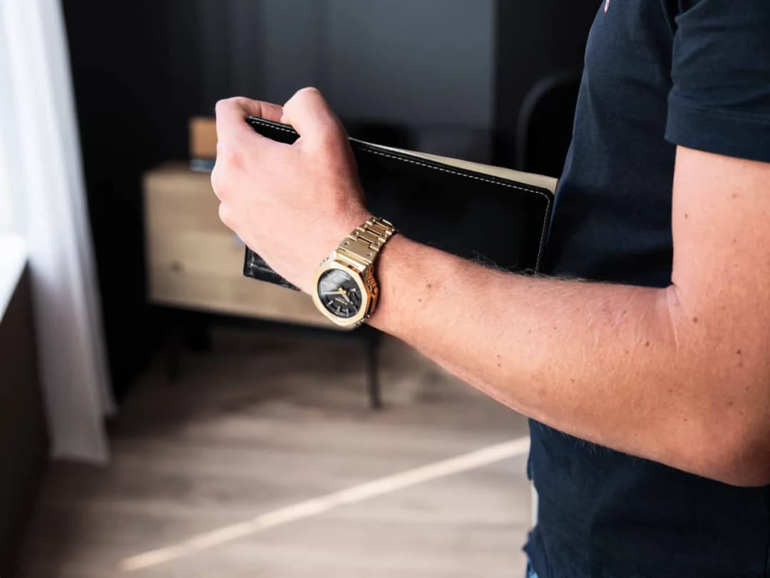 Stylowe złote zegarki męskie do 1000 zł – elegancja w zasięgu ręki