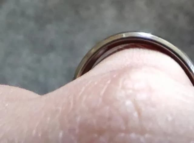 Czy obrączka powinna być luźna? Komfort czy ryzyko utraty?