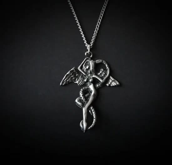 Naszyjnik kieł znaczenie: symbolika siły i odwagi w różnych kulturach