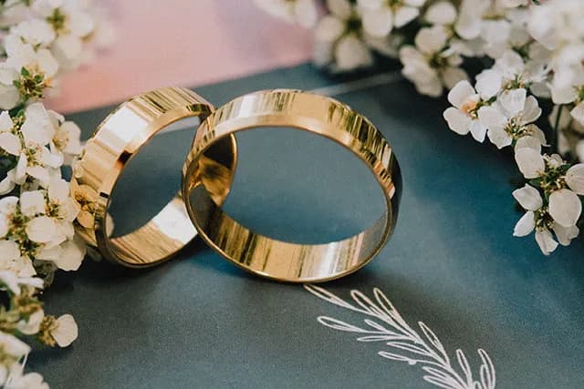 Jak wyczyścić obrączkę złotą – skuteczne metody i porady pielęgnacyjne