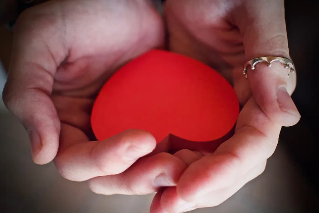 Co oznacza obrączka na kciuku? Tajemnicze symbole i ich znaczenie