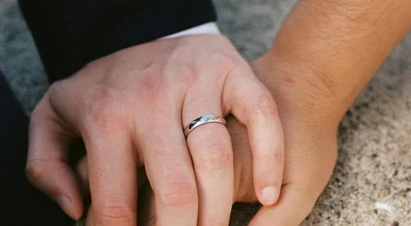 Srebrna obrączka – symbol miłości i trwałego zaangażowania w związku