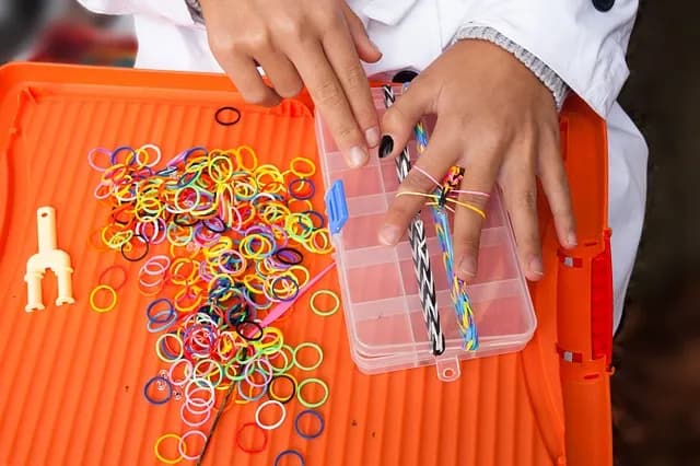 Jak zrobić naszyjnik z gumek? Praktyczne porady i inspiracje DIY