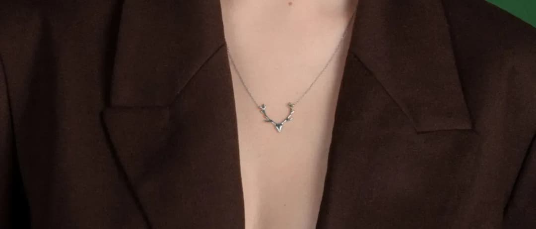 Jaki naszyjnik do dekoltu V? Poznaj najlepsze wybory na każdą okazję