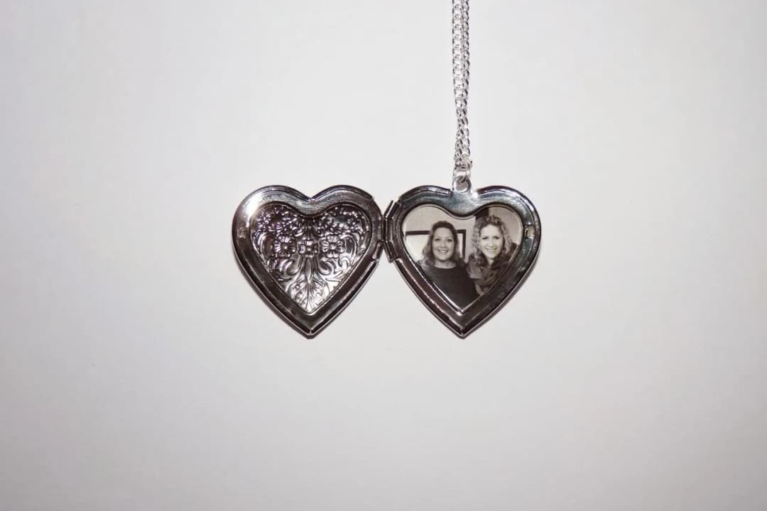 Jak włożyć zdjęcie do naszyjnika: praktyczne porady krok po kroku