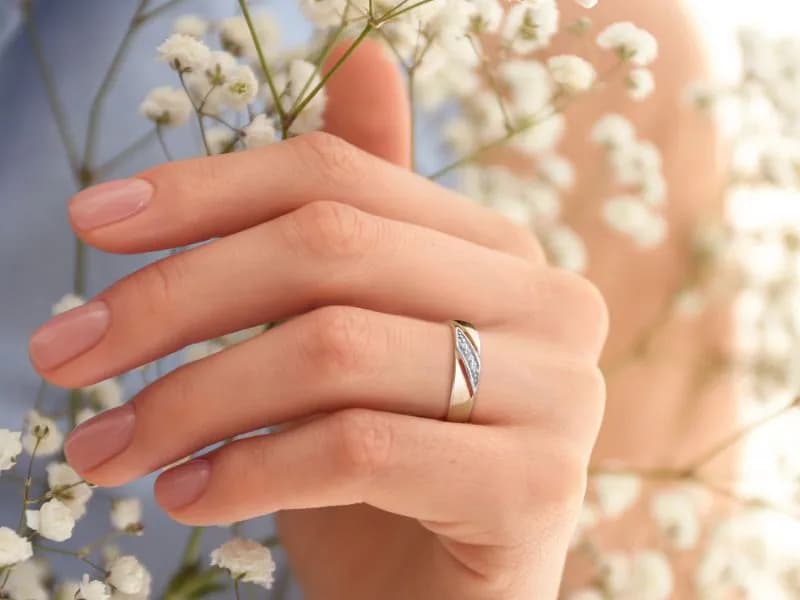Kto nosi obrączkę na lewej ręce? Zrozumienie symboliki małżeństwa.