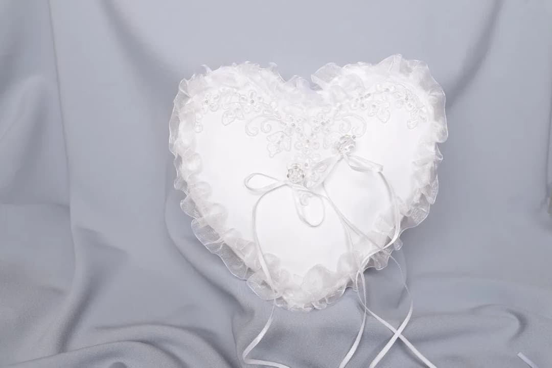 Poduszka na obrączki jak zrobić - stwórz wyjątkową dekorację ślubną