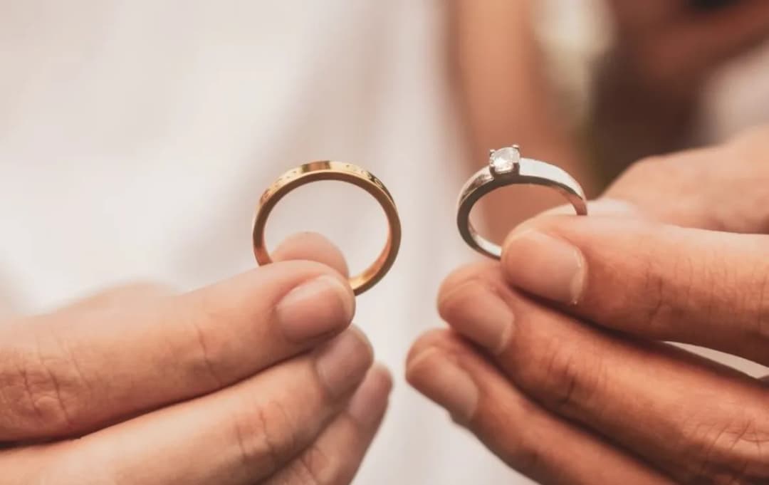 Dlaczego w Ameryce noszą obrączki na lewej ręce? Historia i symbolika