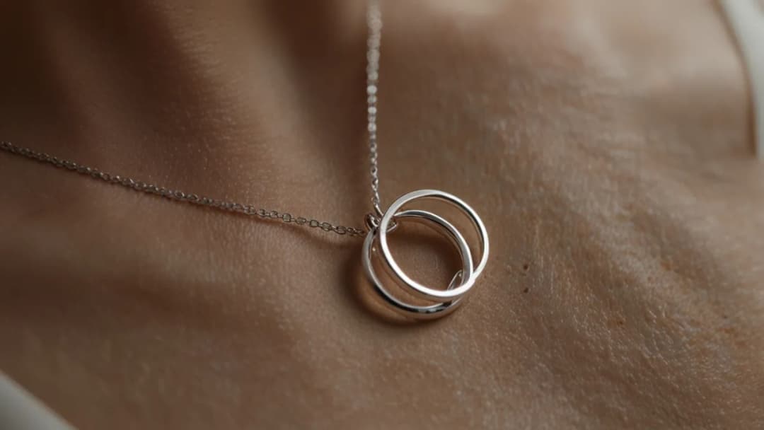 Naszyjnik dwa kółka znaczenie - symbolika miłości i bliskich relacji