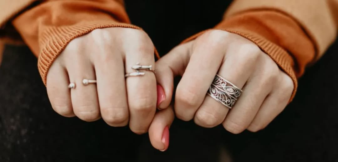 Obrączka na środkowym palcu - symbolika równowagi i indywidualizmu