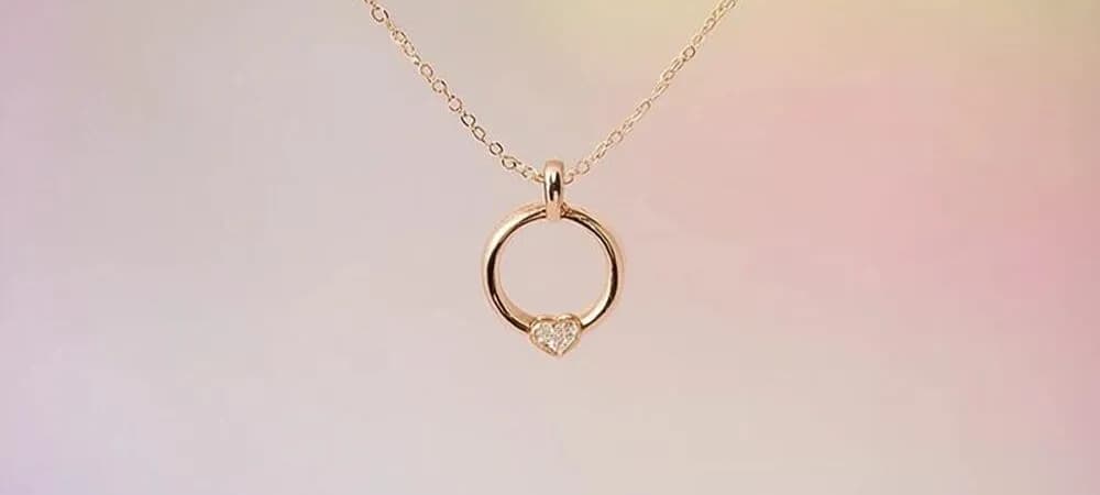 Obrączka na łańcuszku znaczenie: odkryj symbolikę miłości i intymności
