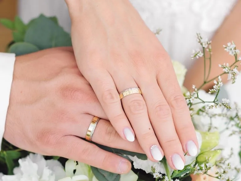 Na której ręce nosi się obrączkę? Tradycje w Polsce i na świecie