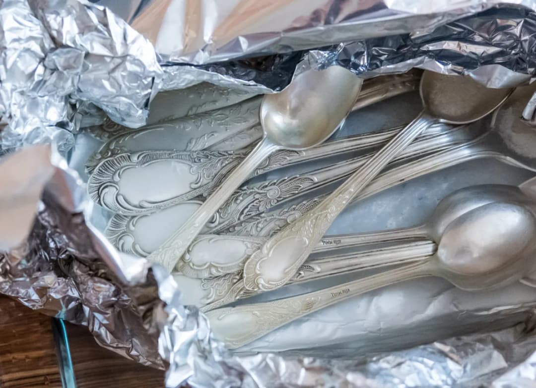 Skuteczne sposoby czyszczenia srebra w domu - tanio i bezpiecznie!