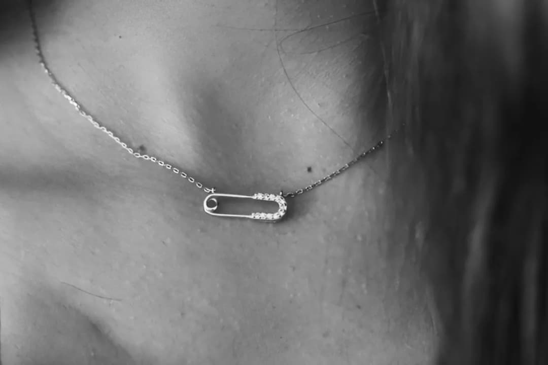 Co oznacza naszyjnik z agrafką? Symbolika, historia i znaczenie w modzie