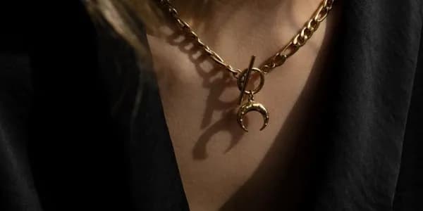 Naszyjnik księżyc co oznacza? Poznaj jego tajemnice i symbolikę.