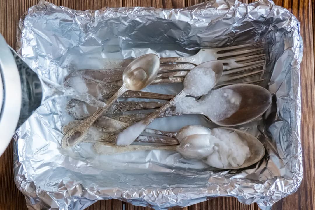 Jak czyścić srebro proszkiem do pieczenia? Prosty sposób na lśniące efekty!