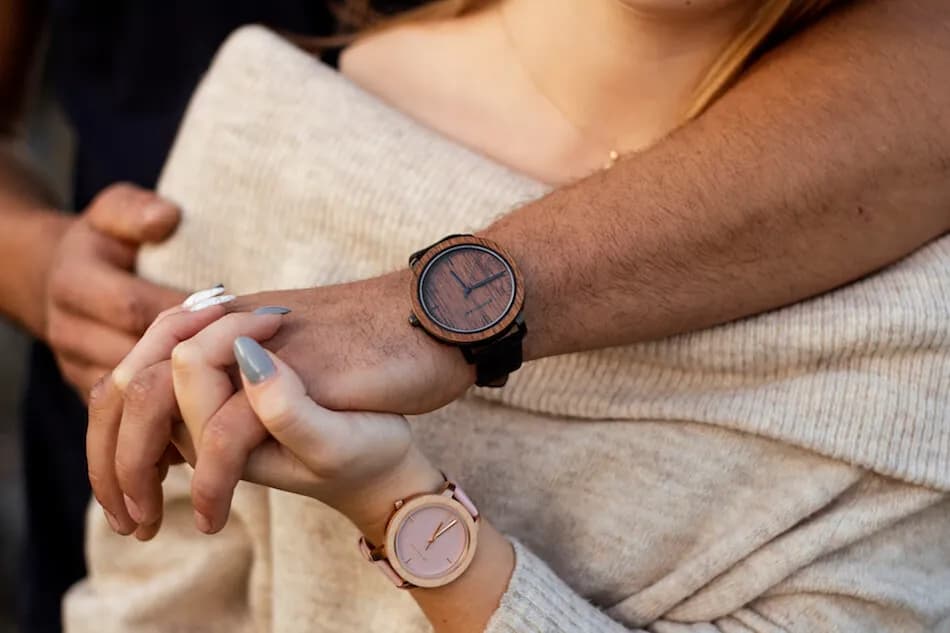 Na której ręce nosi się zegarek damski? Oto powody tej praktyki