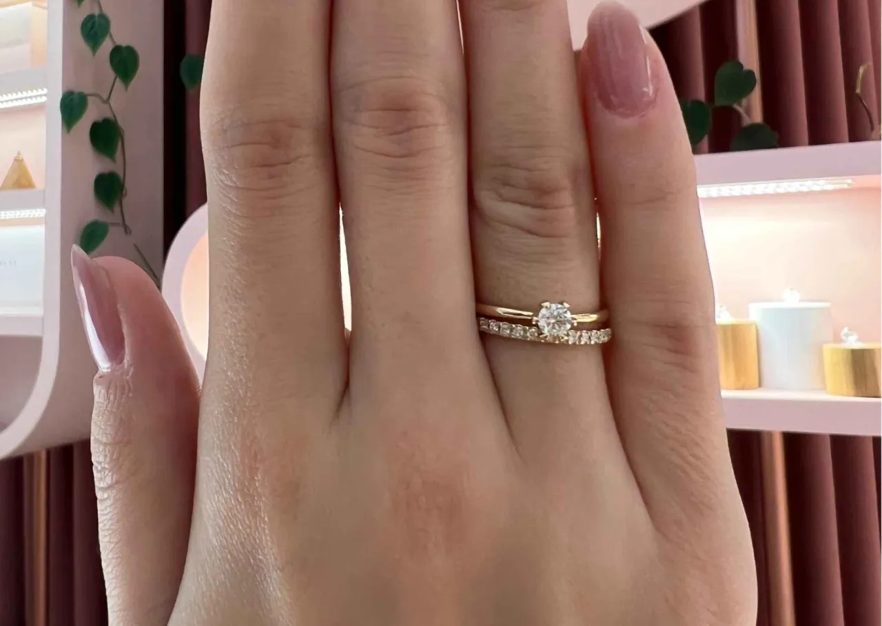 Jak nosić obrączkę z pierścionkiem zaręczynowym, by wyglądać stylowo?